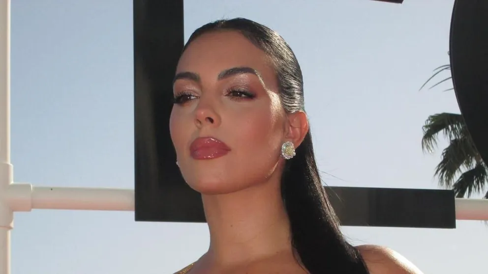 Con tan solo una bata y las manos en el pecho, Georgina Rodríguez incendia las redes sociales