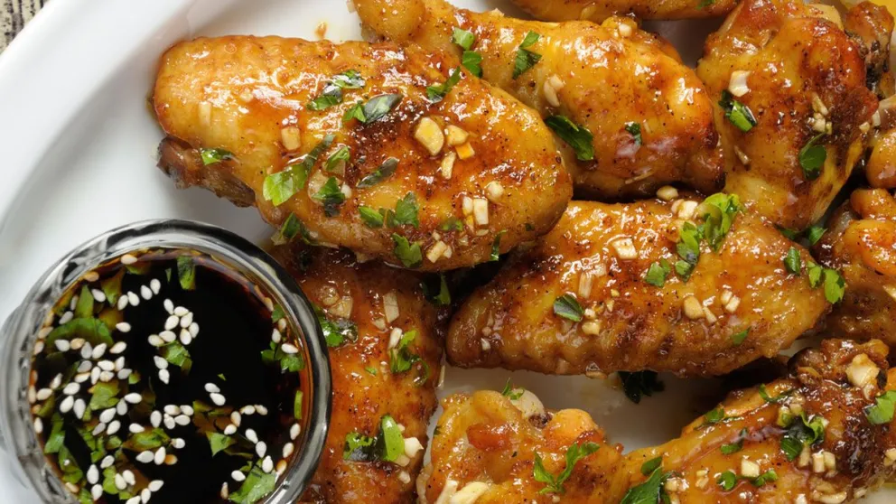 Así se prepara un rico pollo al horno marinado con soja, ajo y jengibre