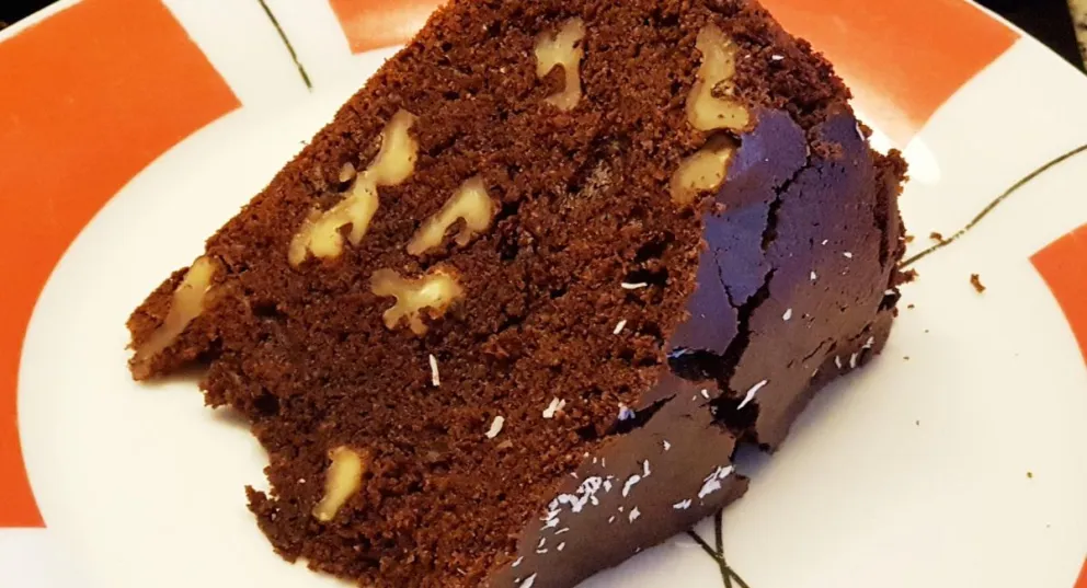 Bizcocho de chocolate con nuez, una delicia saludable que te hará agua la boca