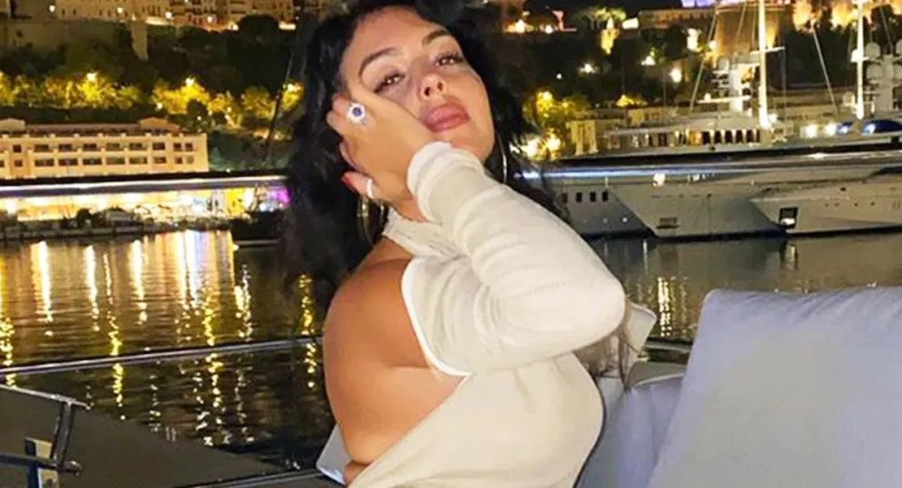 Georgina Rodríguez publicó una foto en la que aparece luciendo solo una prenda arriba