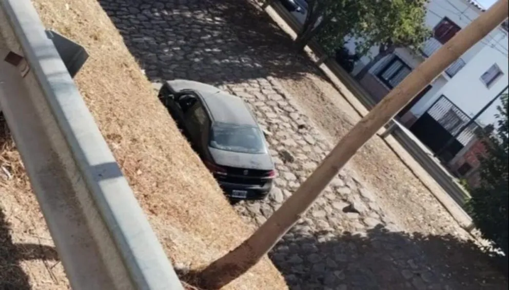Terrible: un auto cayó al canal luego de protagonizar un choque