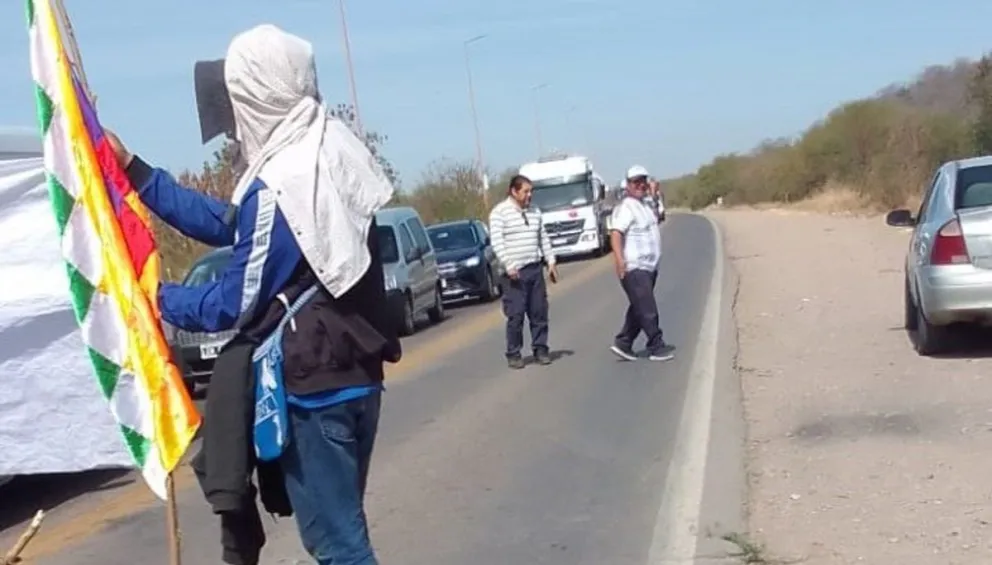 IVIDEOI Corte en la ruta 34: un hombre amenazó con una pistola y un machete a manifestantes originarios