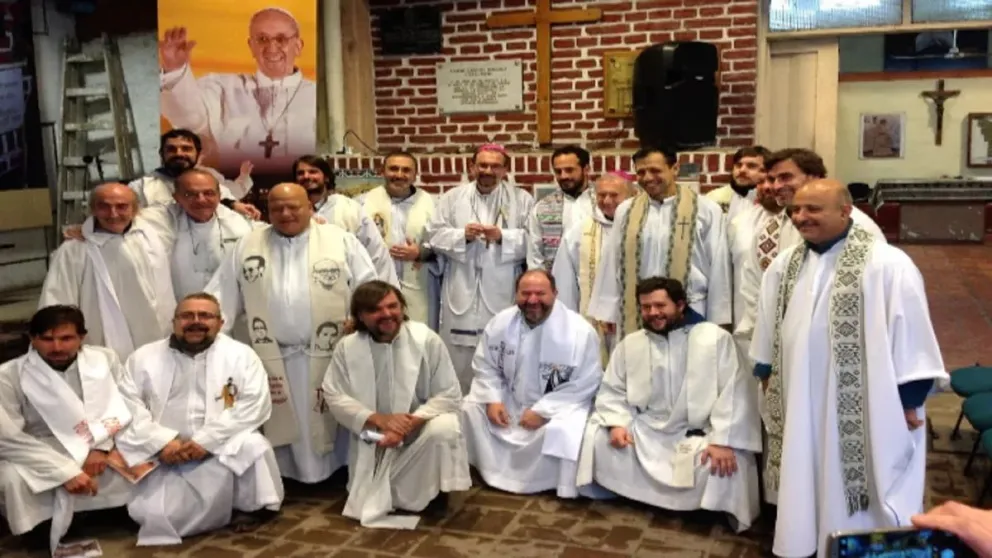 Curas convocan a una misa de desagravio por los ataques de Javier Milei al Papa Francisco 