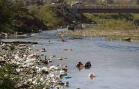 Grave contaminación en el río Arenales: encontraron vertidos cloacales y basura