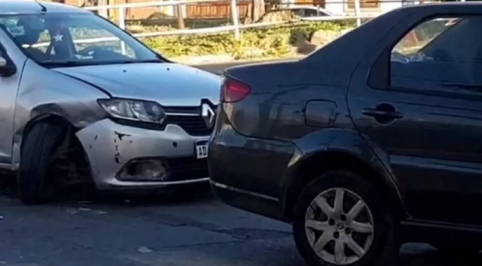 Grave accidente: un remis y un auto chocaron en cercanías a la vía del tren