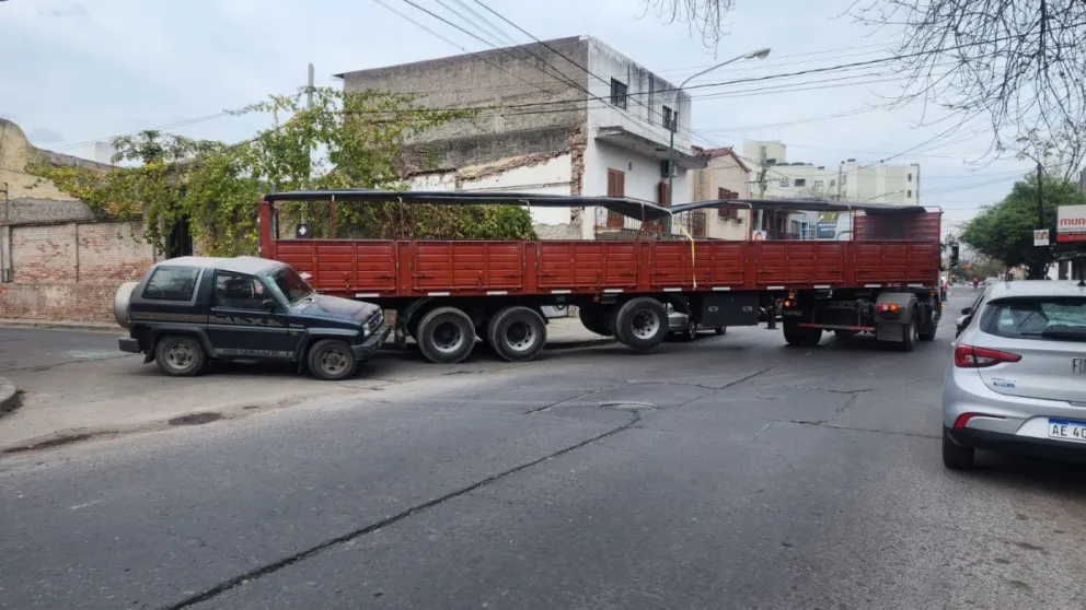 Un camión embistió una camioneta en el macrocentro salteño