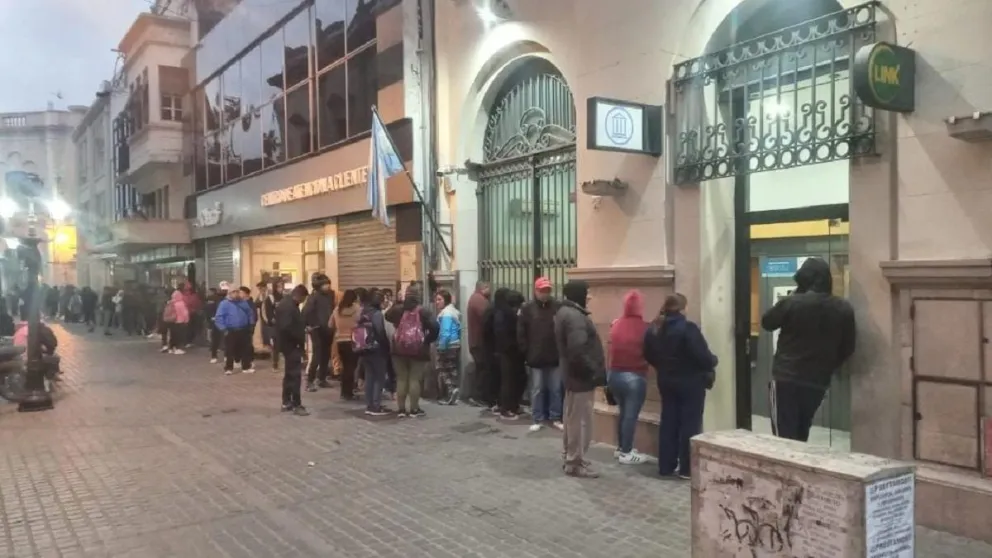 A la espera de dinero, salteños durmieron en la puerta de un cajero automático