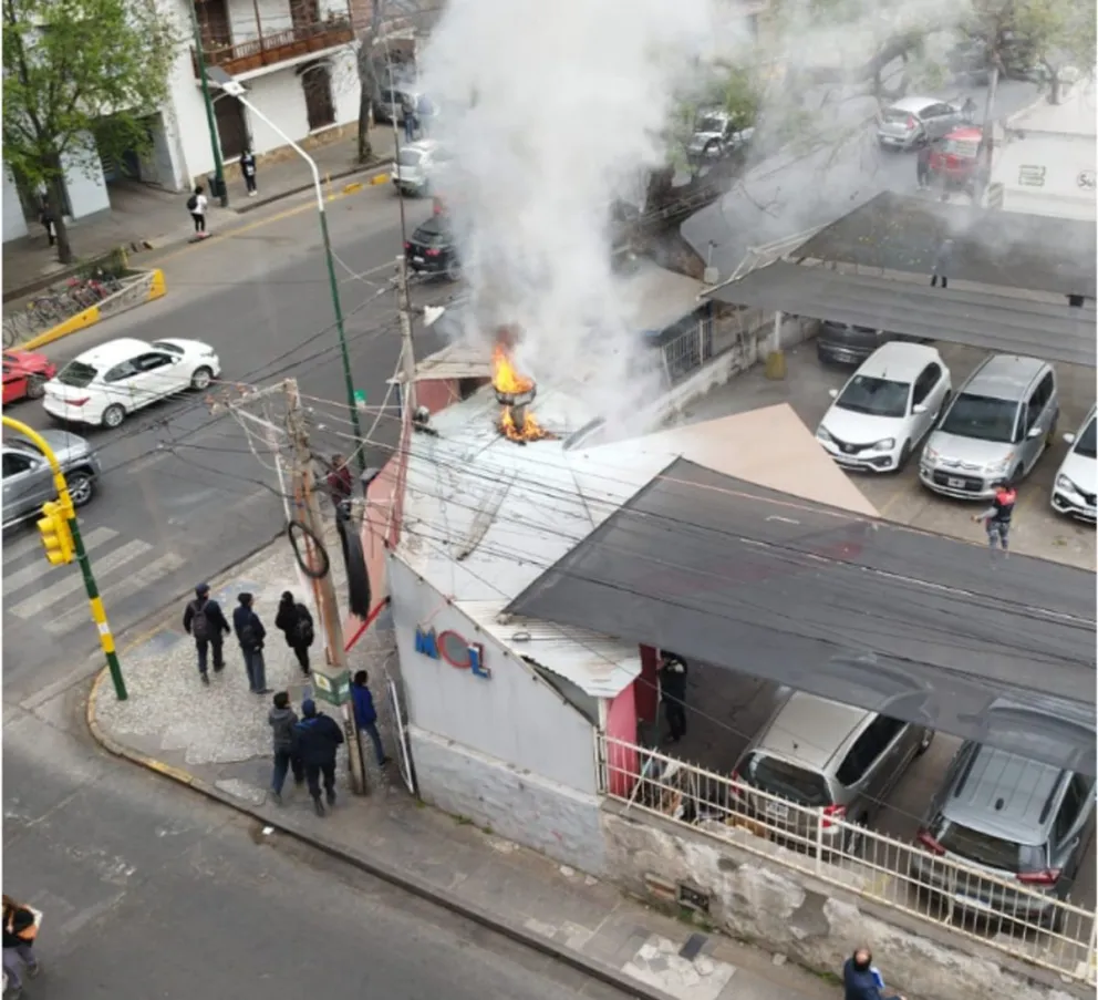 |URGENTE| Se incendió la sanguchería Mac Lukas en pleno centro salteño 