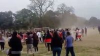 Dos hinchadas tuvieron una batalla campal durante un campeonato de fútbol salteño 