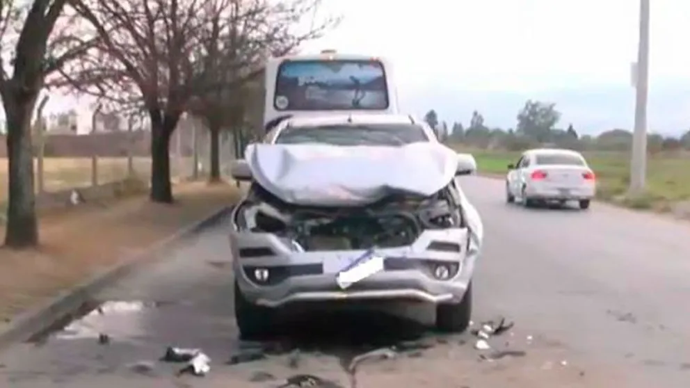 Un conductor resultó herido tras un fuerte choque entre un colectivo y una camioneta en Santa Ana
