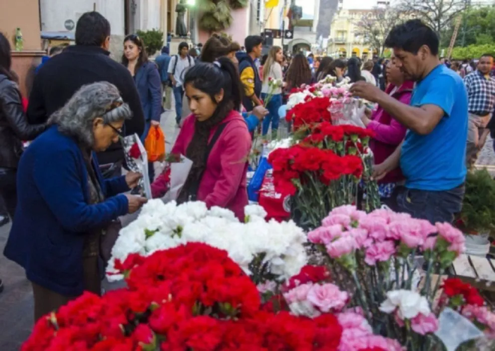 Milagro 2023: trasladaron a los vendedores de claveles y reclaman volver a la Catedral