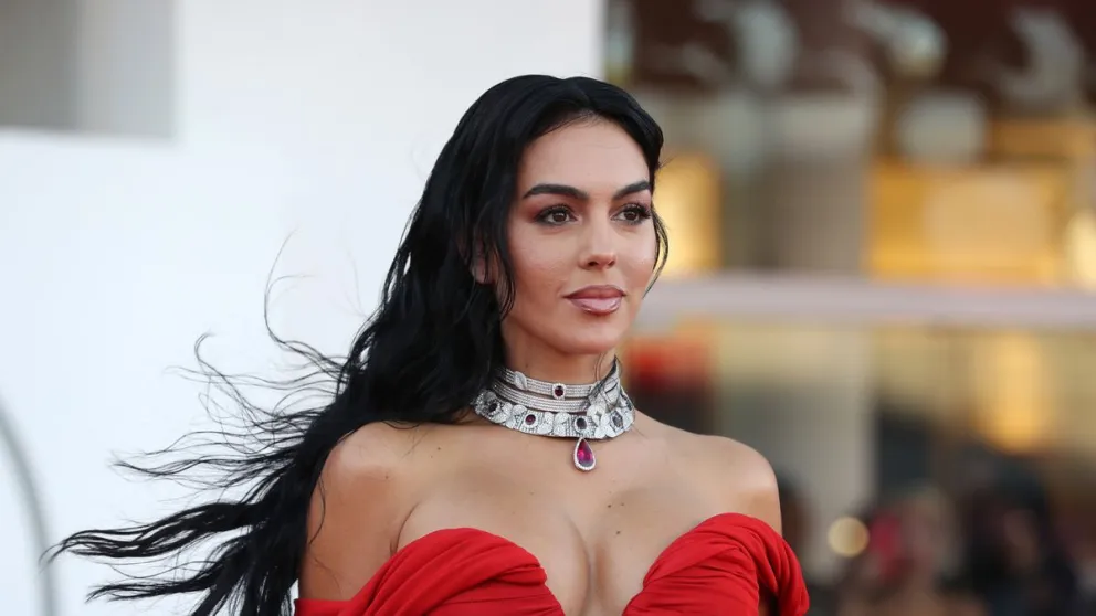 Georgina Rodríguez usa el pantalón perfecto que reduce cintura y aumenta las posaderas 