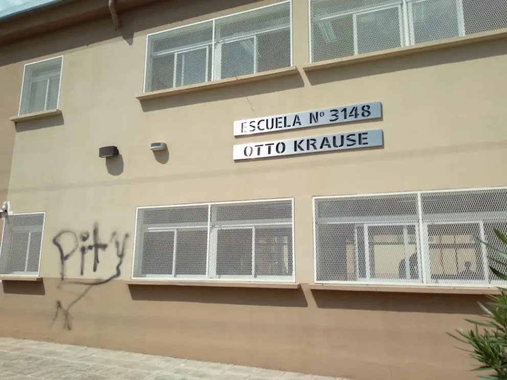 Dos hombres golpearon y amenazaron a un adolescente a la salida del colegio en Villa Mitre