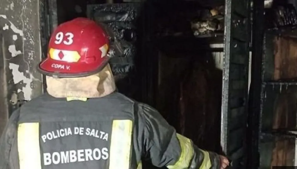 Terrible incendio arrasó con una vivienda en zona sur