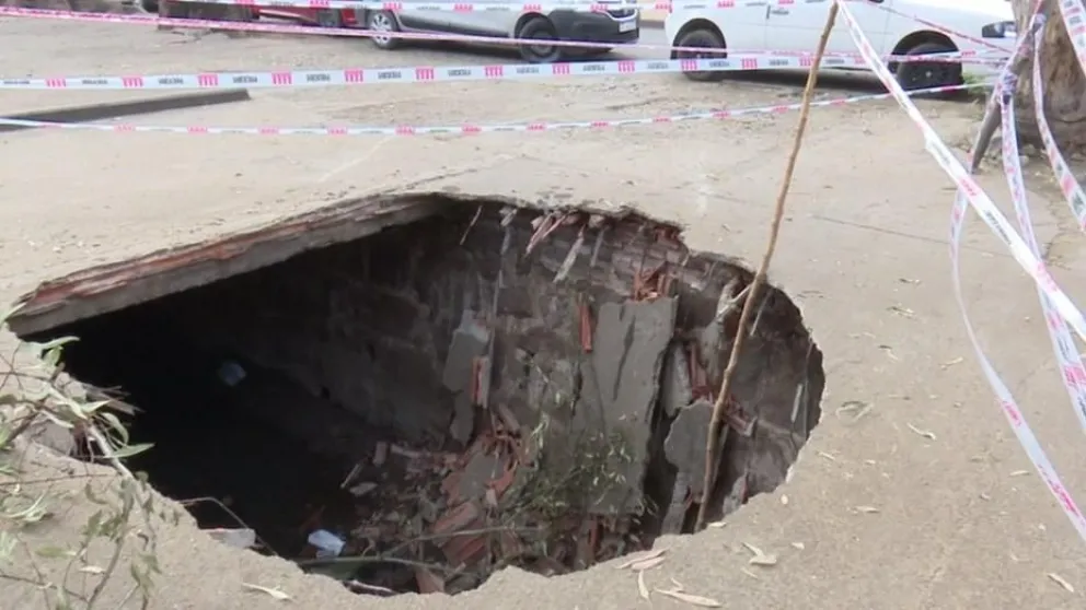 Cedió parte de una vereda en pleno centro salteño y recomiendan no estacionar en la zona