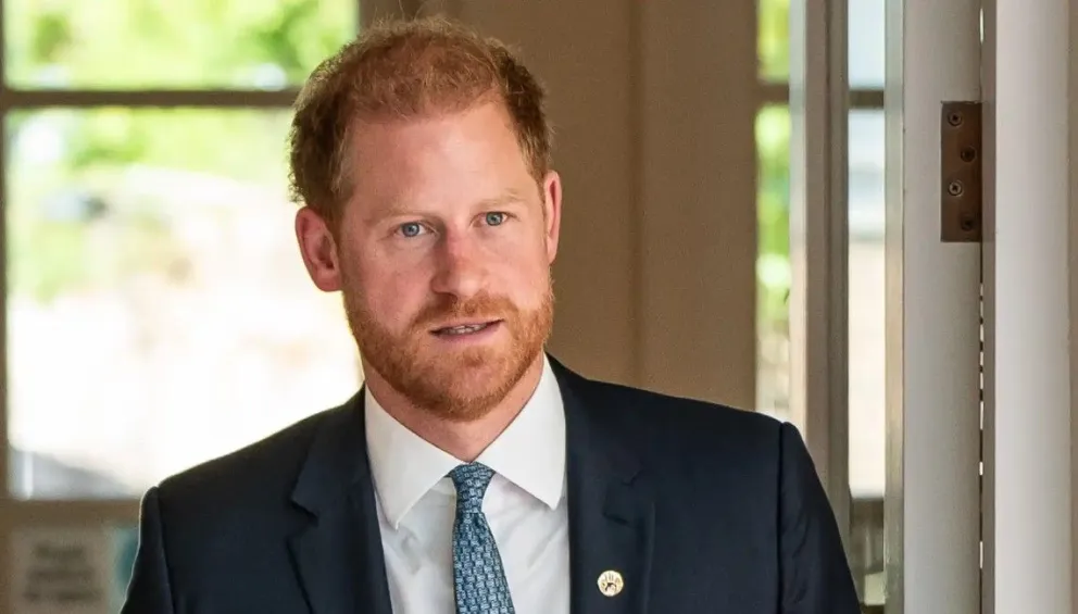 Sólo y en secreto el príncipe Harry homenajeó a la reina Isabel II: así dejó mal parada a la familia real