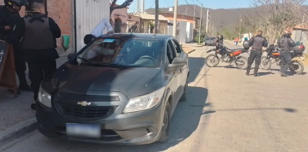 Lo intentaron asaltar en su remis con un puñal y fue rescatado en zona norte  