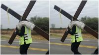 Milagro: un peregrino camina hacia Salta con una cruz de madera sobre su hombro