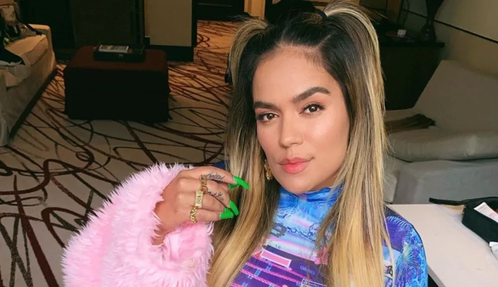 Karol G pasa vergüenza con su vestuario en pleno concierto, se le abrió y mostró de más 