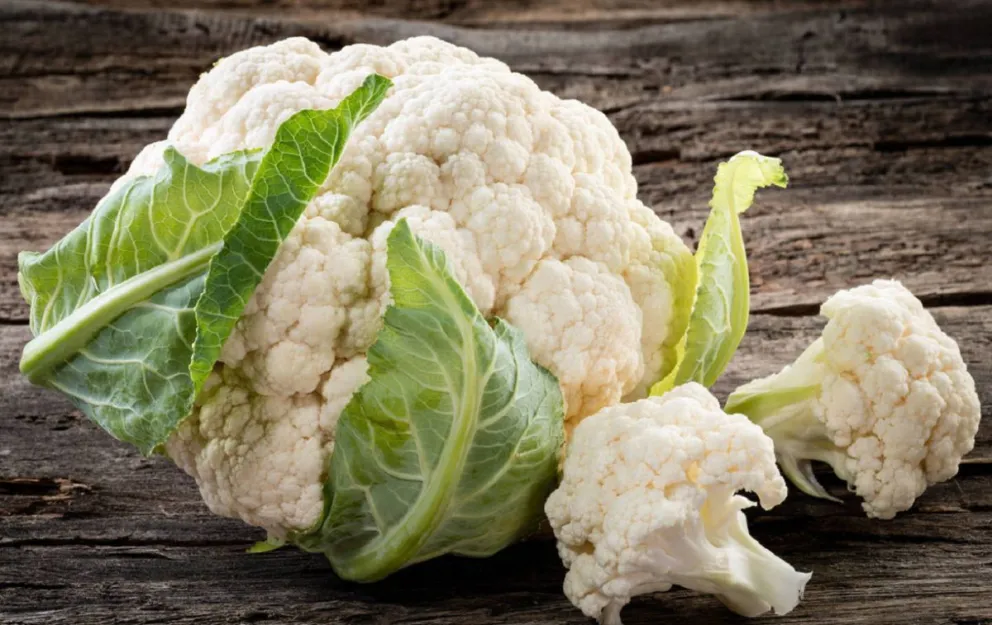 Nunca vuelvas a tirar los troncos del coliflor: con esta deliciosa ensalada no desperdicias nada