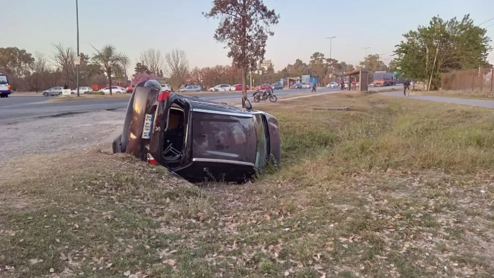 Accidente en la rotonda de Limache: una familia iba a una peregrinación y volcó con su auto