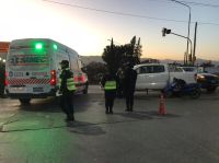 Fuerte accidente en plaza España: un auto chocó contra una motocicleta