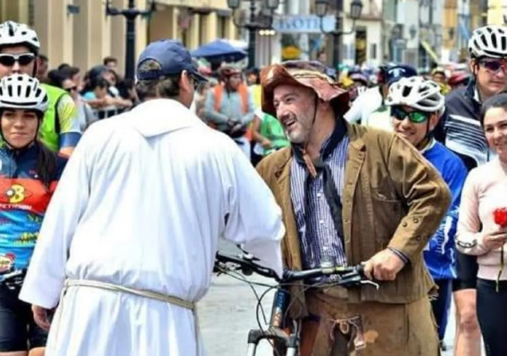 Milagro en Salta: "Don Sánchez", el gaucho que prefiere la bicicleta para perigrinar 