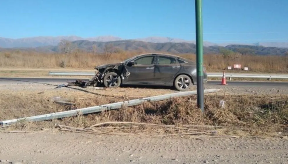 Fuerte accidente en la Circunvalación Oeste: un auto perdió el control y chocó contra el guardarraíl 