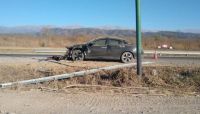 Fuerte accidente en la Circunvalación Oeste: un auto perdió el control y chocó contra el guardarraíl 