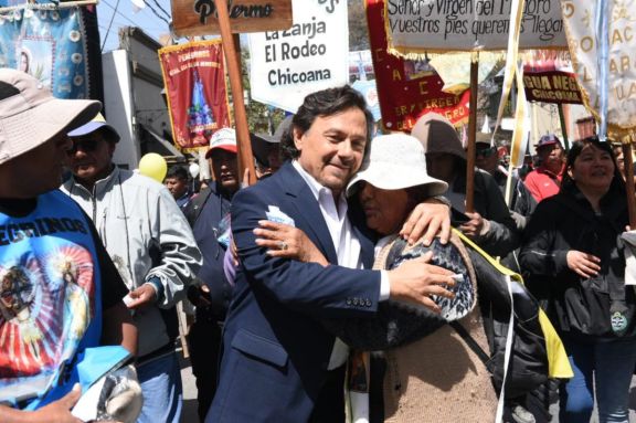 EL MILAGRO EN SALTA: GUSTAVO SÁENZ JUNTO A LOS PEREGRINOS