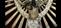 Procesión del Milagro en Salta: junto a una multitud, las imágenes del Señor y la Virgen del Milagro avanzan por las calles salteñas