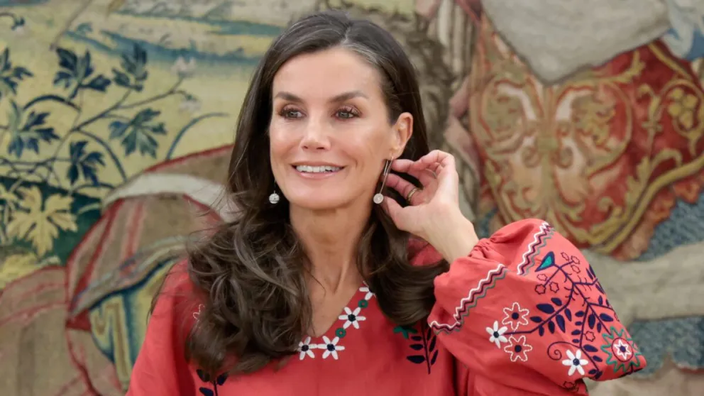 La reina Letizia eligió su mejor vestido para brillar en Barcelona: “la tendencia para Navidad”