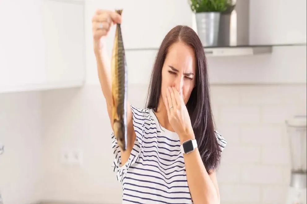 Este es el truco perfecto para evitar que el pescado suelte malos olores al cocinarlo