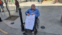 Un abuelo salteño se encadenó en la Plaza 9 de Julio, cansado del dolor y la falta de respuesta del PAMI