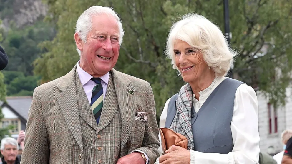 Realeza británica en Francia: viento parisino desafía a la reina Camila y Carlos III impactado