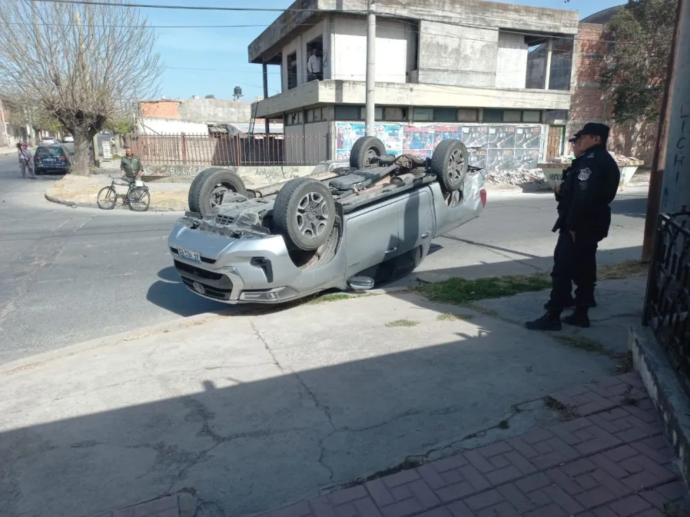 Impactante choque termina con vuelco y una conductora hospitalizada