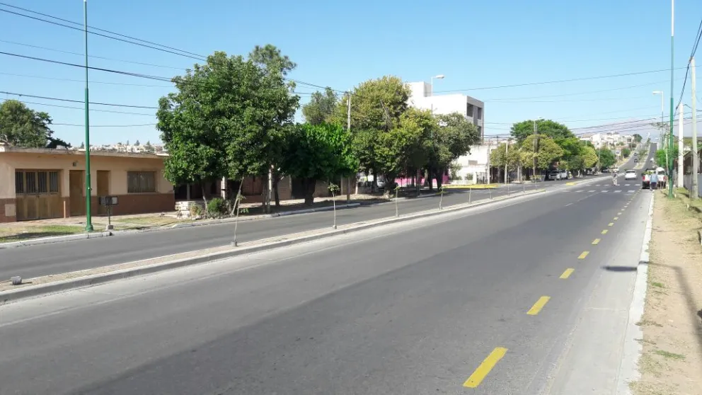 Un camión se atascó en plena Avenida Arenales y generó caos vehicular en la zona