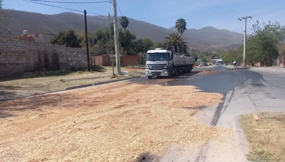 Caos en el tránsito de zona este: un camión de aceite volcó su carga en plena avenida