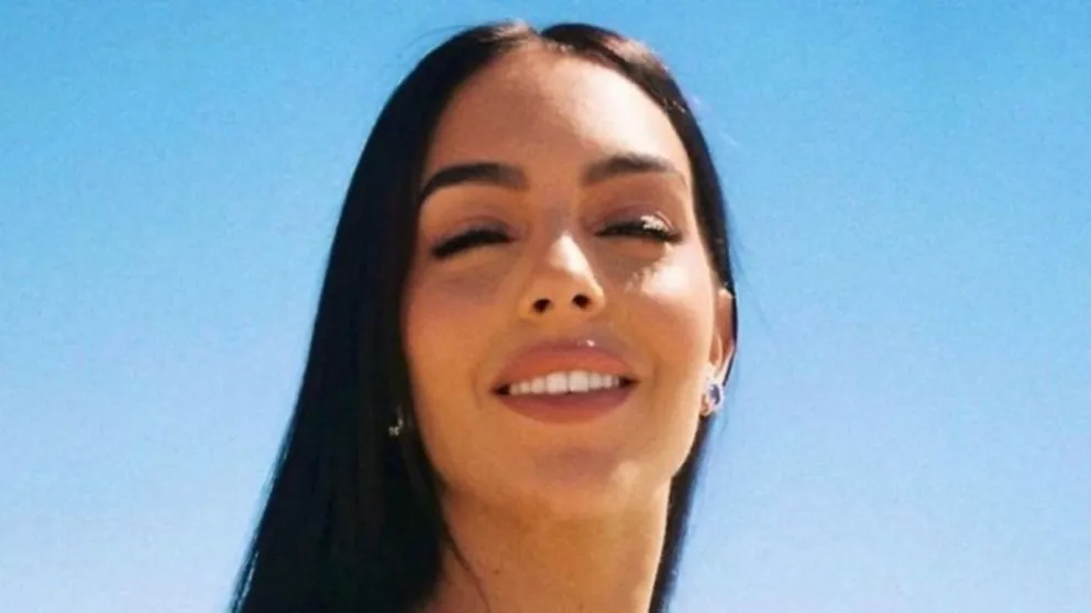 Georgina Rodríguez luce el vestido de terciopelo perfecto para lucir elegante y delgada en Navidad