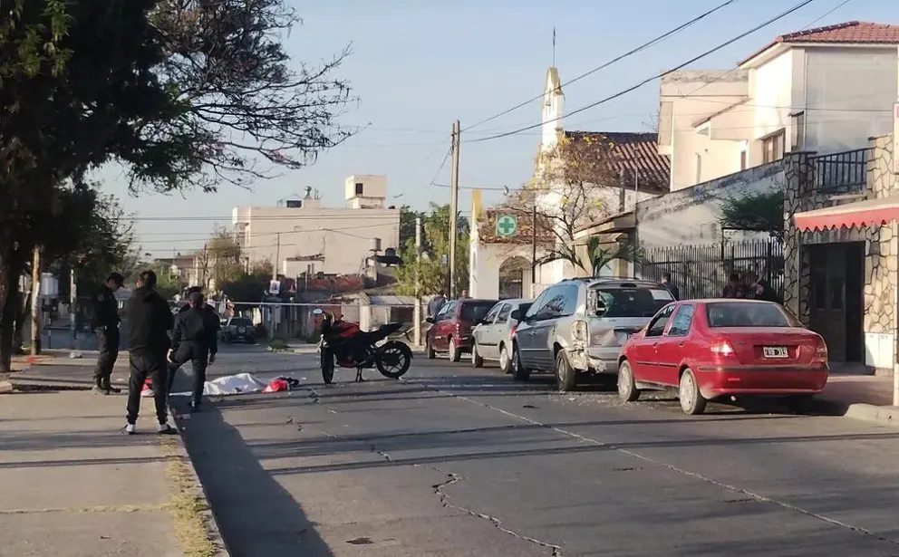 Madrugada trágica: un motociclista murió tras embestir contra dos vehículos estacionados