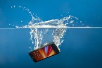 Ni arroz ni secador: este es el mejor truco para secar y salvar tu celular si se cae al agua