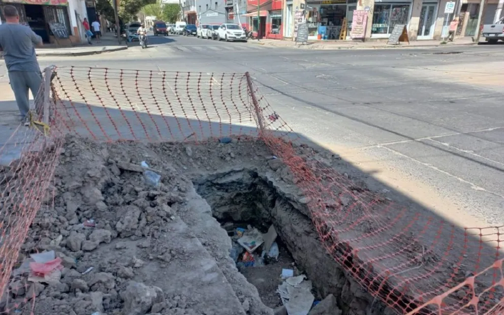 Avenida San Martín: ciudadana tropezó con un pozo y se golpeó la cabeza