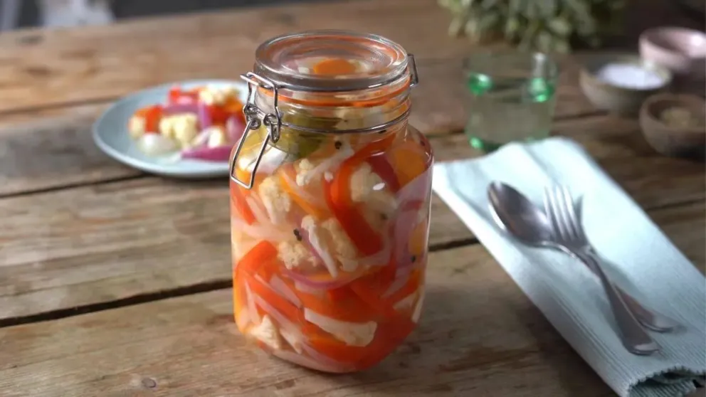 Probá estas deliciosas verduras en escabeche: receta fácil y con ingredientes que tenés en casa