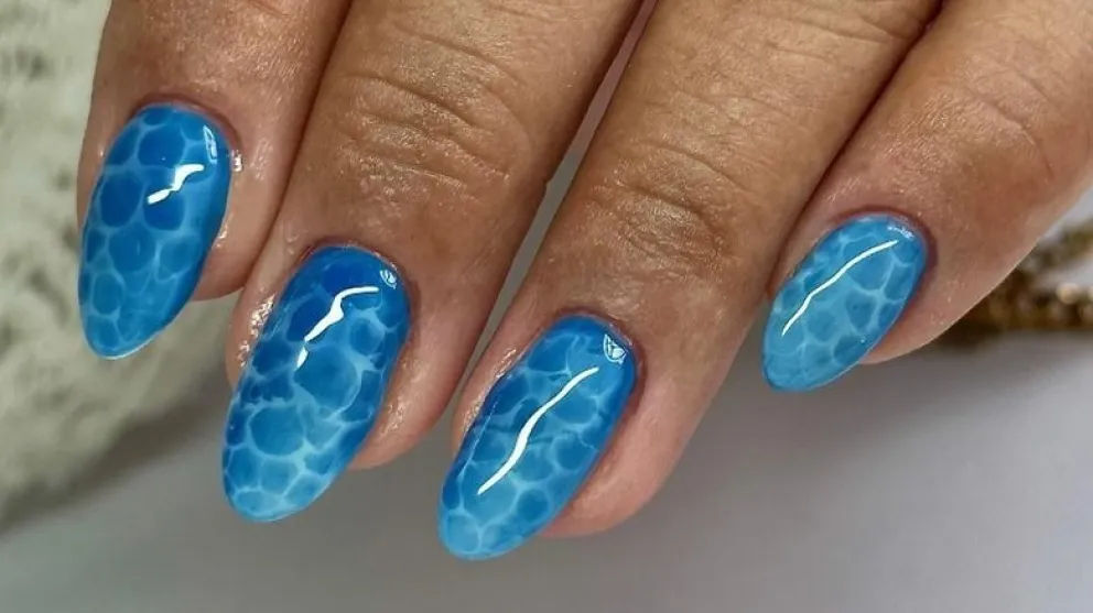 Así son las "Pool Nails", la nueva y exitosa tendencia para el verano que promete cambiar la manicura: fotos