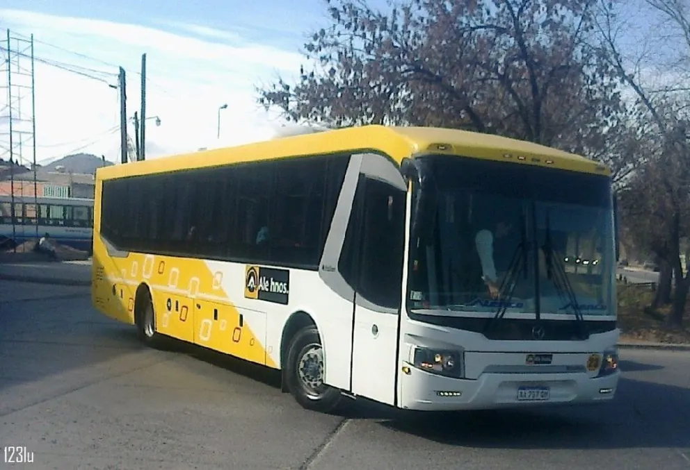 |VIDEO| Pasajeros debieron bajarse a empujar un colectivo de Ale Hnos en pleno recorrido