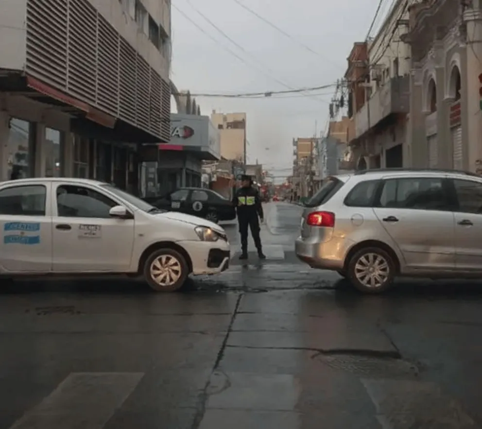 Accidente vial en pleno centro: un auto terminó en la vereda
