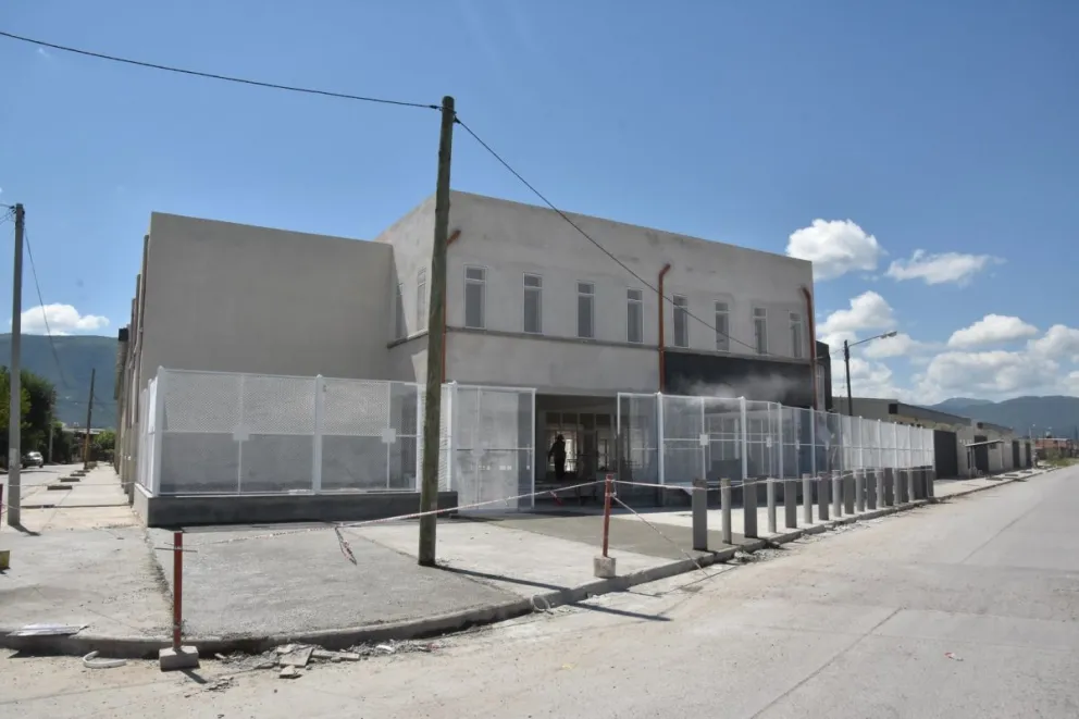 Por una vacante para sus hijos, padres pasaron la noche en la puerta de la Escuela Técnica 3118