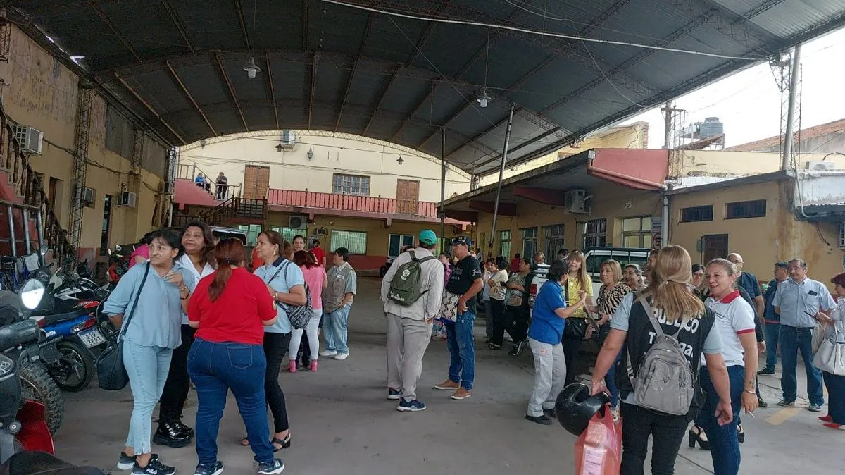 Paro Municipal en Tartagal: trabajadores tomaron la Intendencia y exigen el  pago completo del bono de 30.000 pesos | Voces Criticas - Salta - Argentina