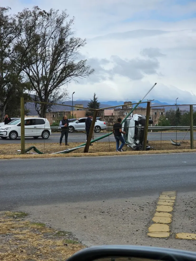 AHORA| Terrible vuelco en Avenida Bolivia: rescataron a una niña del vehículo 