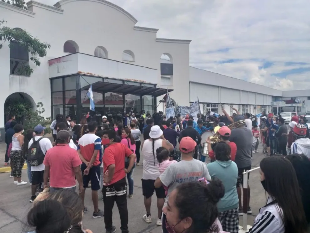 A la espera del bono, trabajadores realizaron una asamblea en la Municipalidad de Salta